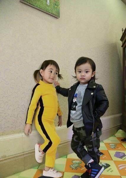 李小璐和李安琪带娃方式不一样,单纯看甜馨和奥莉的打扮就知道了_自然