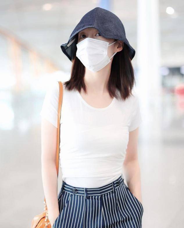 李沁身穿"卫衣"走机场,上身时髦下身宽松尽显悠闲姿态_时尚_显得_身材