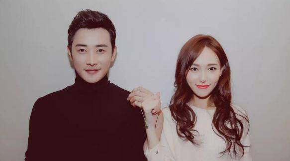 罗晋带唐嫣穿过人潮,唐嫣一脸羞涩 - 大山娱乐八卦