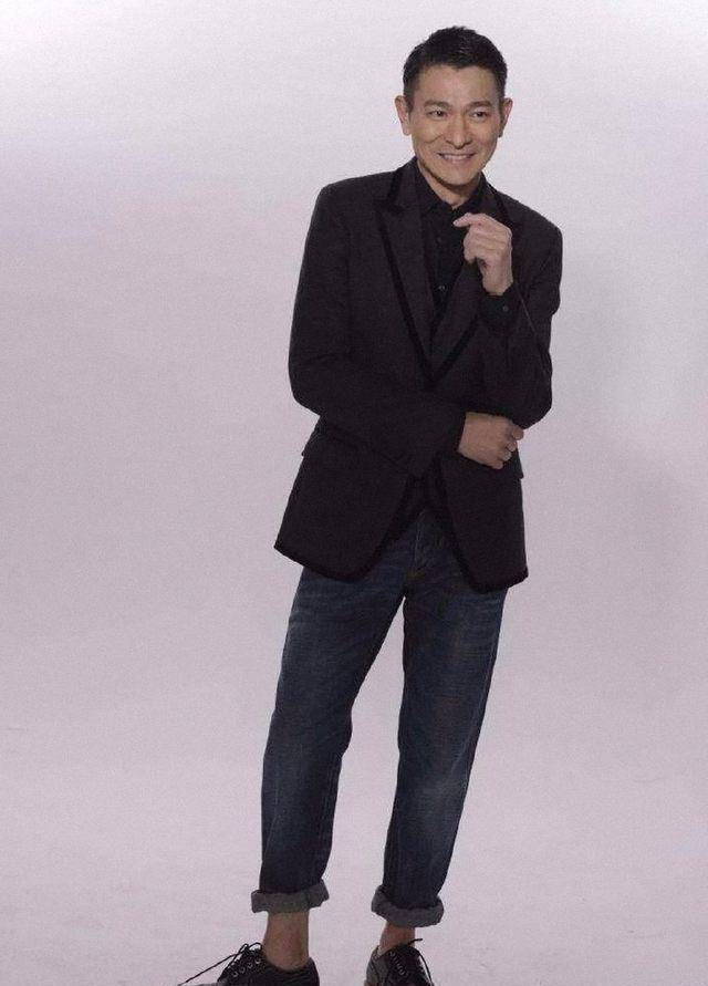 刘德华的超帅西装照,人家这样的效果才能叫穿西服