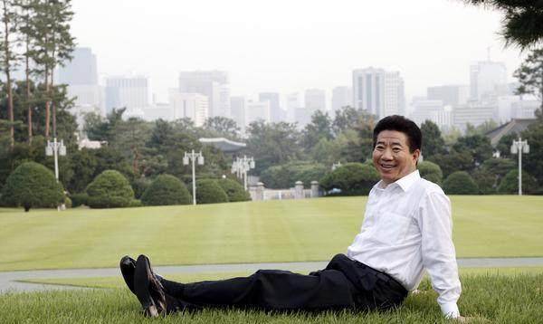 出身贫寒,祖籍是中国,被韩国人称草根总统,卸任后就跳崖自杀了_卢武铉