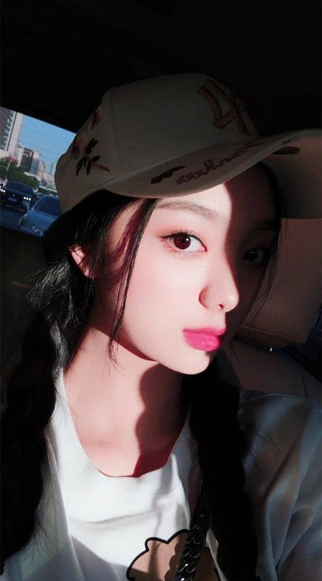 李紫婷编辑紫宁合照改为单人自拍?劲爆身材满足了颜狗的想象!