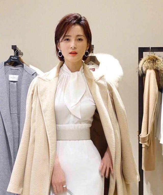 刘涛和蒋勤勤穿同一品牌风衣,只差3岁,竟一个似贵妇一个似村妇_驼色