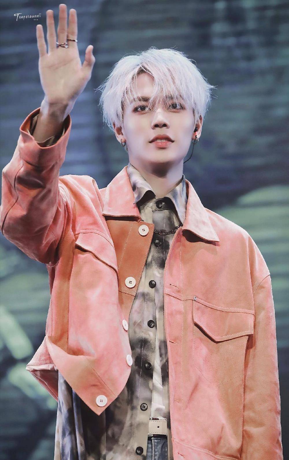 林彦俊发文表示自己是单身,粉丝脱粉回踩,爆料他带女友进行赌博_事情