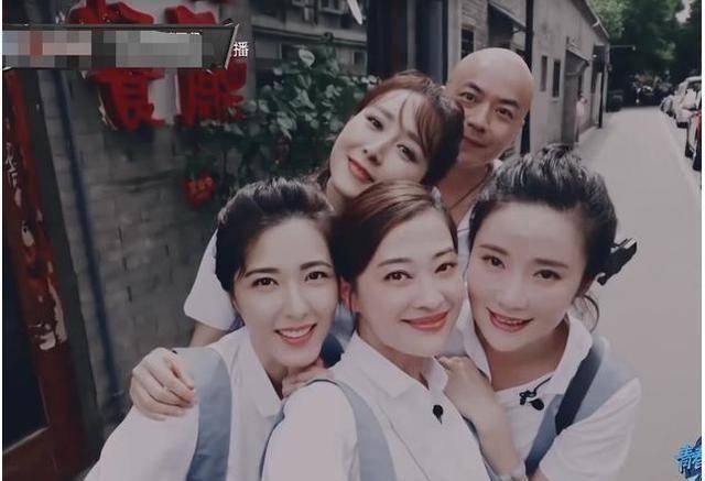 四位女同学分别是:梅婷,胡静,曾黎,张彤