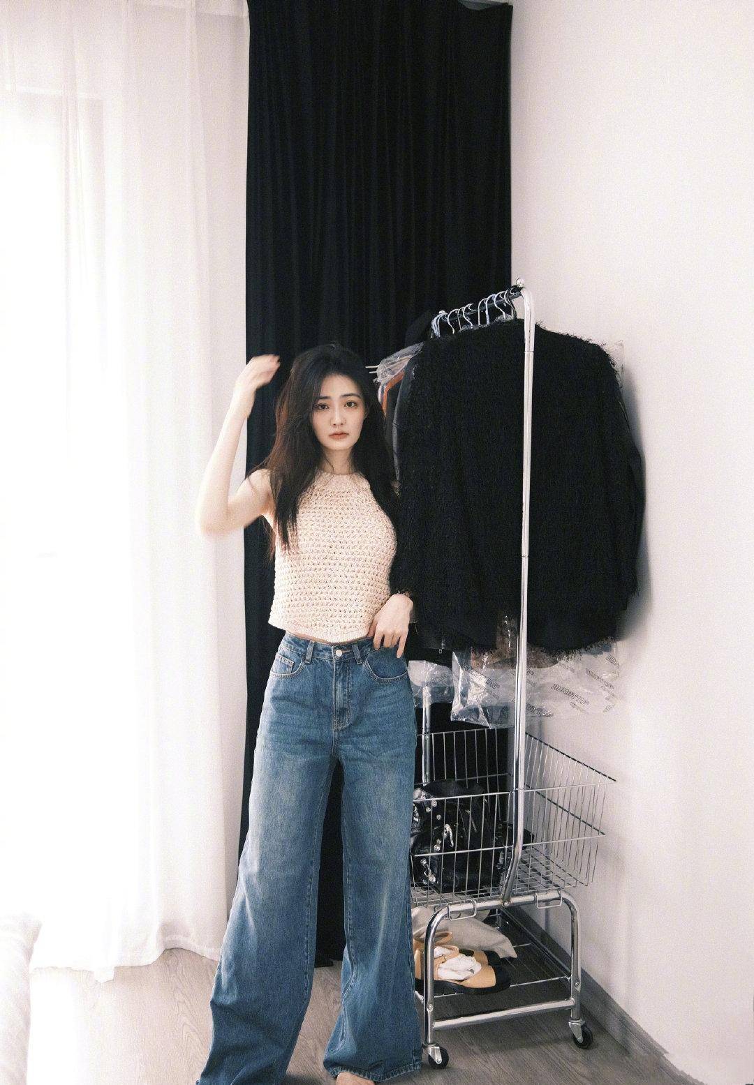 徐璐的穿搭很洋气,吊带背心 牛仔裤成标配,五套造型美得不重样_风格