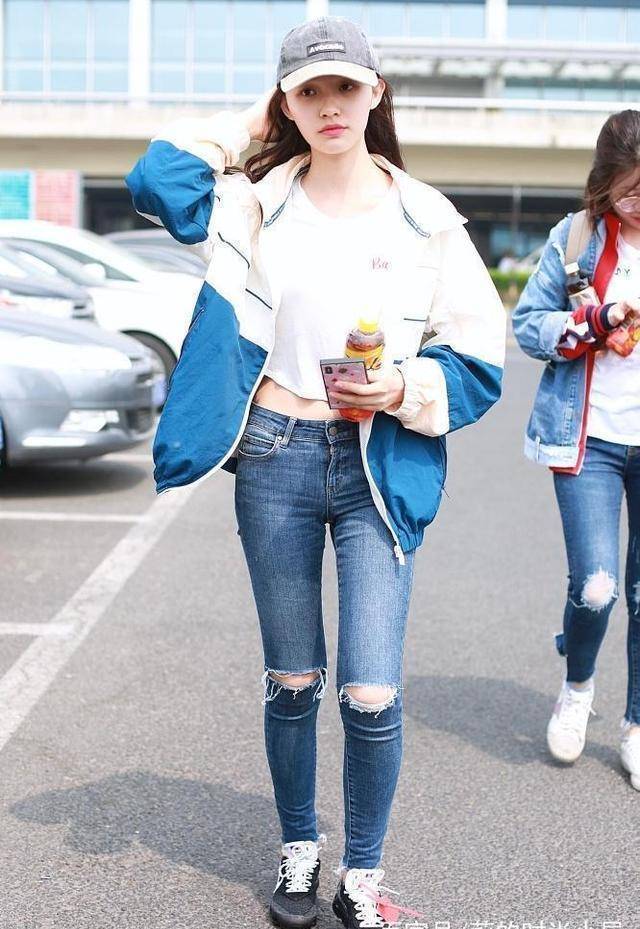 林允的搭配就显得青春可爱.