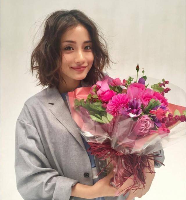 不过没过多久,石原里美的大粉丝就辟谣称,石原里美是找到真爱才结婚