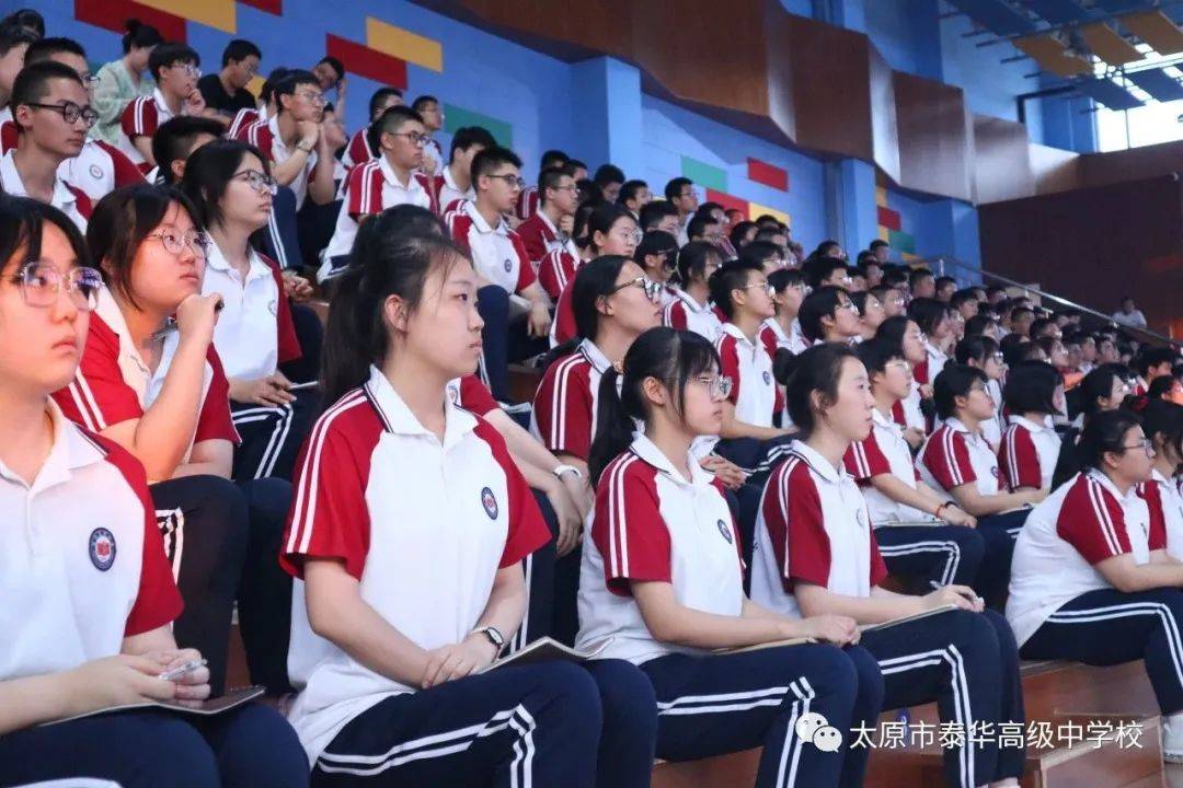 是一只小兔子,它衣服背后和我们的校服一样有着"追求卓越"这四个字