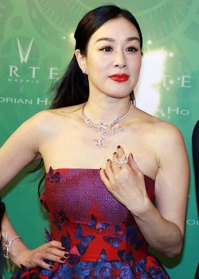 平时钟丽缇出席活动,都是性感满满,大秀她婀娜多姿的身材,迷人又有