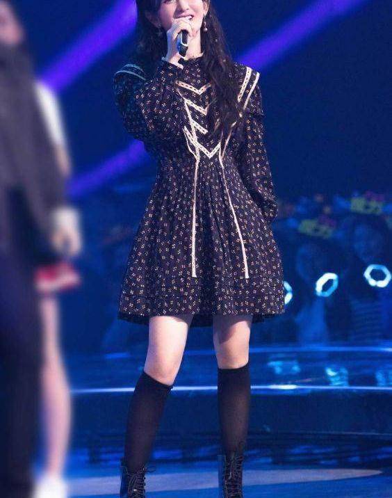 谢娜孕肚照出炉,宽松的裙子遮不住微凸的小腹,手牵手脸超可爱_何炅