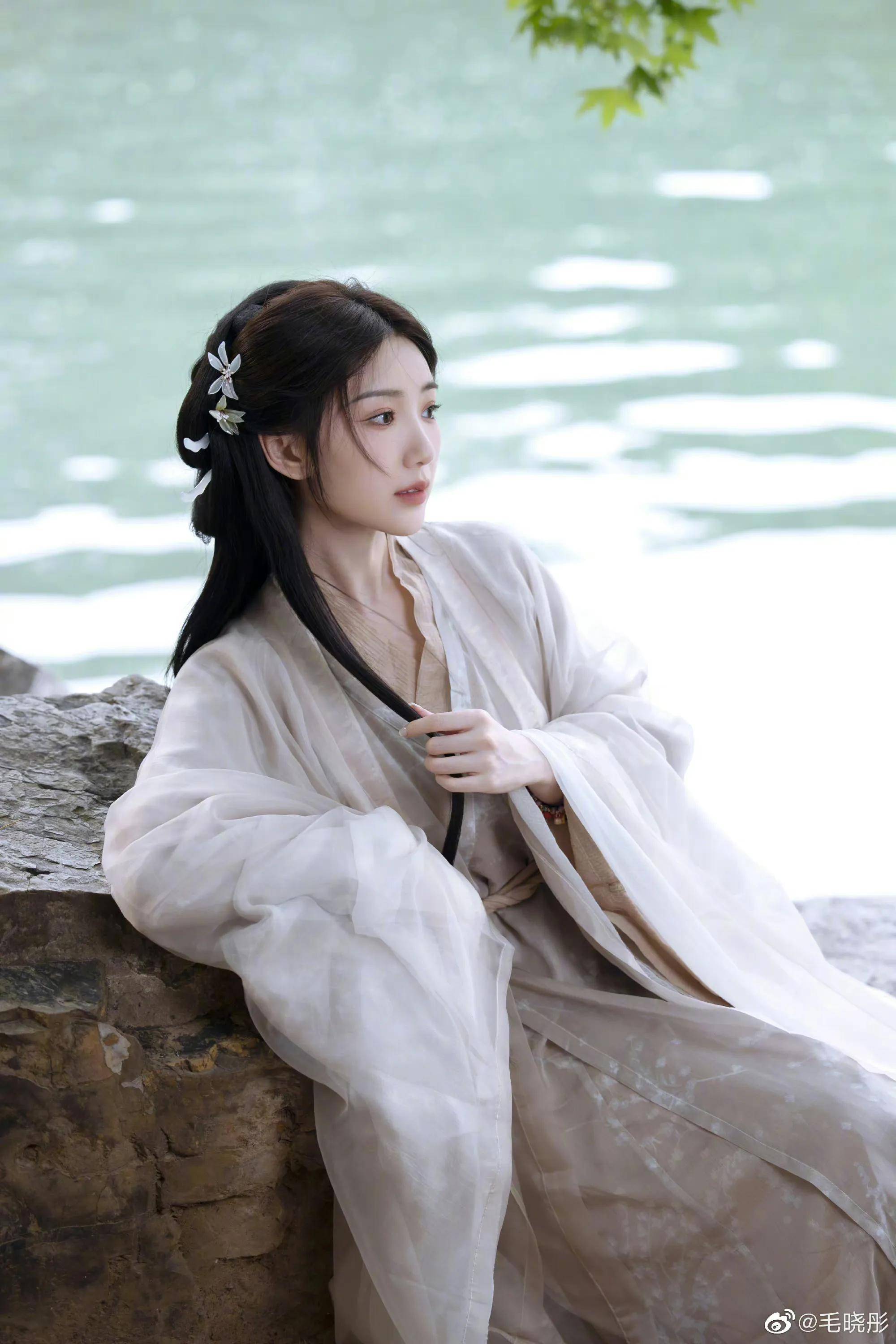 毛晓彤素衣汉服写真 淡雅绝尘 清冷飘逸 绝美!_湖水_眉目_错误