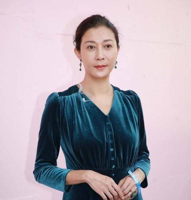 吴绮莉再次扮演配角,不幸的是,46岁的我,穿着长裙虚度了大半辈子_成龙