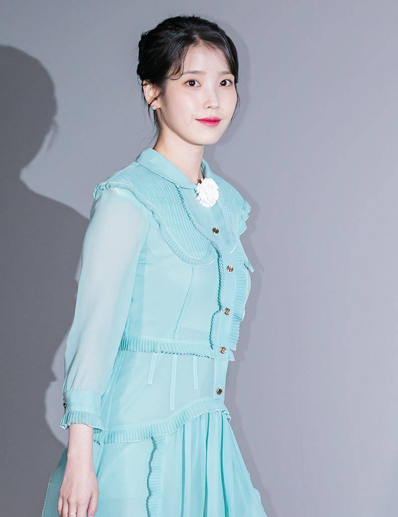 iu李知恩仙女裙亮相活动,脖子上的小黑痣都散发着魅力_白色_小丸子