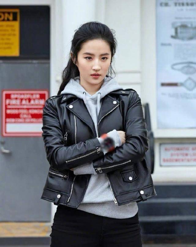 网友逛街偶遇刘亦菲,状态不错,衣着还是一言难尽_衣品_气质_次数