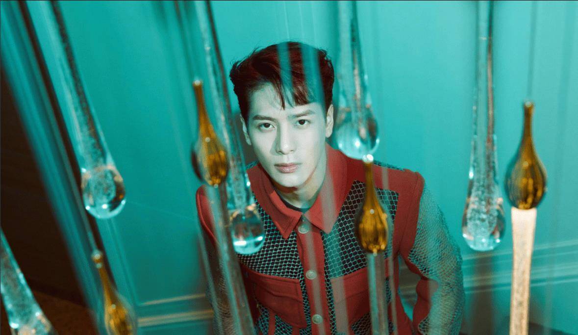 王嘉尔"绅士手"是出了名的,盘点绅士瞬间,值得男星们学习!