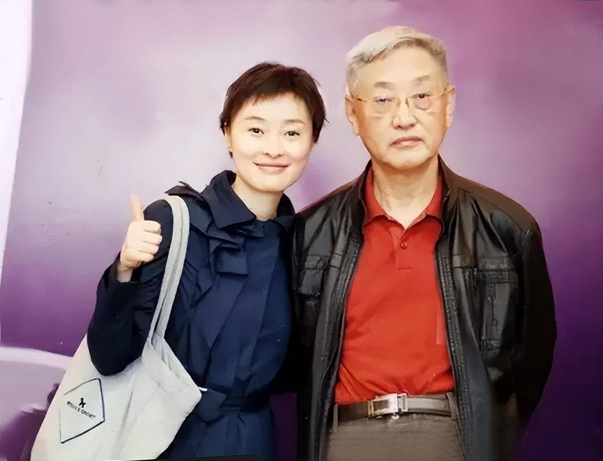 "白玉兰奖"吴越:给中风父亲安装家庭电梯,她的单身是父亲的痛_吴颐