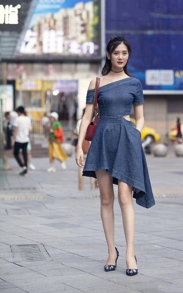 路人街拍,姑娘婀娜时髦,穿斜一字肩的连衣裙,简洁又大气_时尚_身材