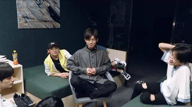 王晨艺与r1se赛后首同场一张专辑疑暴露了他们的关系_何洛洛_互动