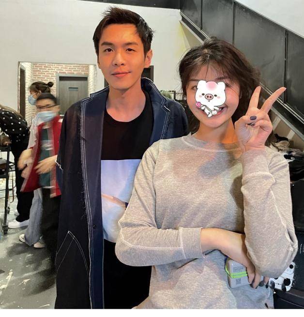 网友晒和张若昀合影,181cm的他生图长这样,状态令人感慨_魅力_流量