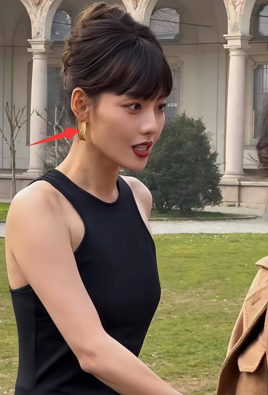 张嘉倪米兰时装周写真曝光,瘦得青筋暴起,还换签名疑似分手!