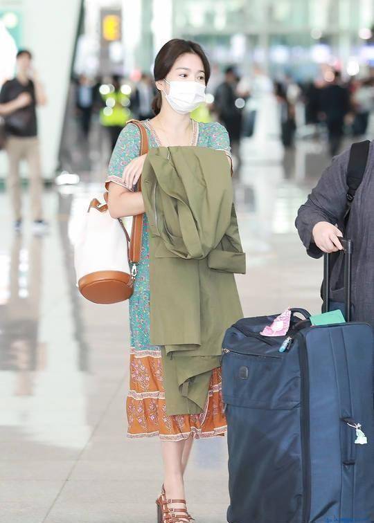 宋慧乔情人节不休息,换新发型代言美成芭比娃娃,但能换双鞋子吗_穿着