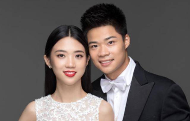 苏炳添罕晒照庆结婚五周年,紧搂妻子不放手,二人脸贴脸恩爱十足_林