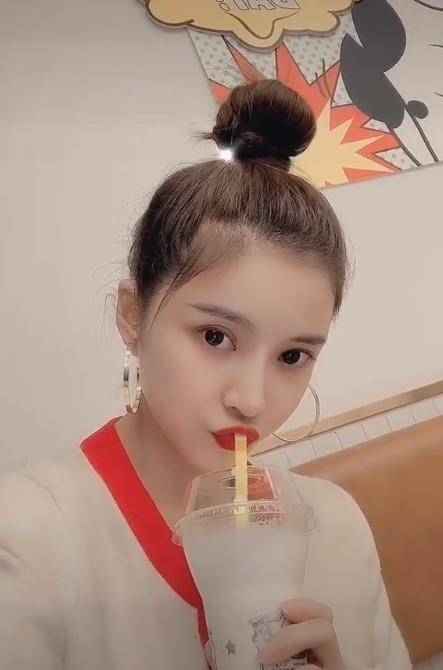 王灿晒一家三口全家福,杜淳小肚腩意外抢镜,捧花体积比女儿都大_照片