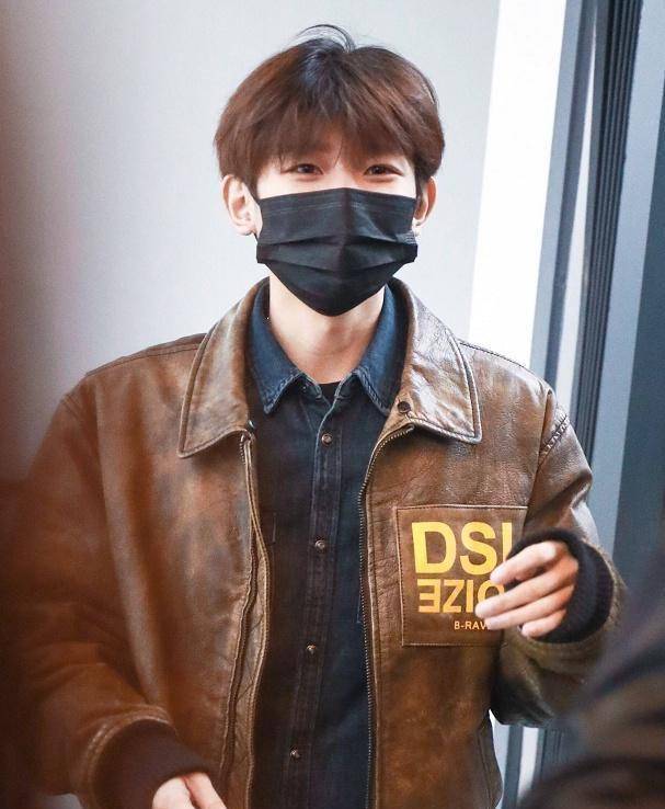今天下午,王源现身上海机场准备飞北京,虽戴着口罩,可依旧能感觉到