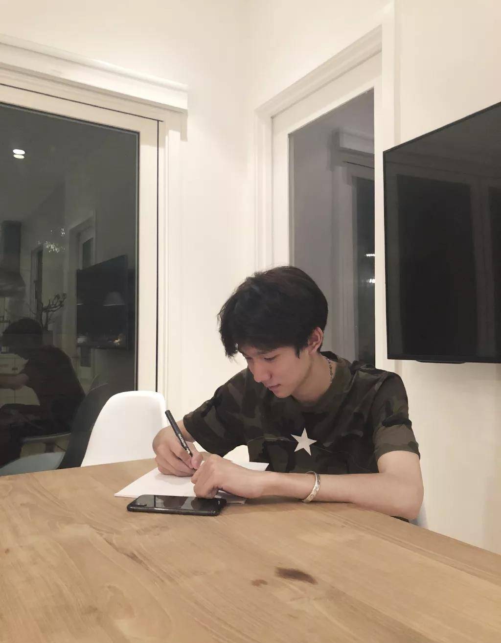 王源在体能训练后进行歌曲创作,胳膊上的肌肉引人关注_腹肌_电影_工作