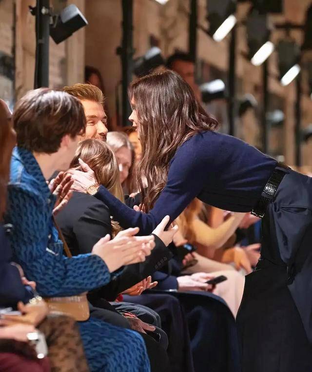 不是说贝克汉姆夫人出席活动毫不含糊,黑色条纹凸显瘦上衣,高腰裤太