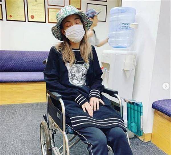 容祖儿晒坐轮椅照片,膝盖水肿已延伸到脚部,仍安慰粉丝不要担心_演唱