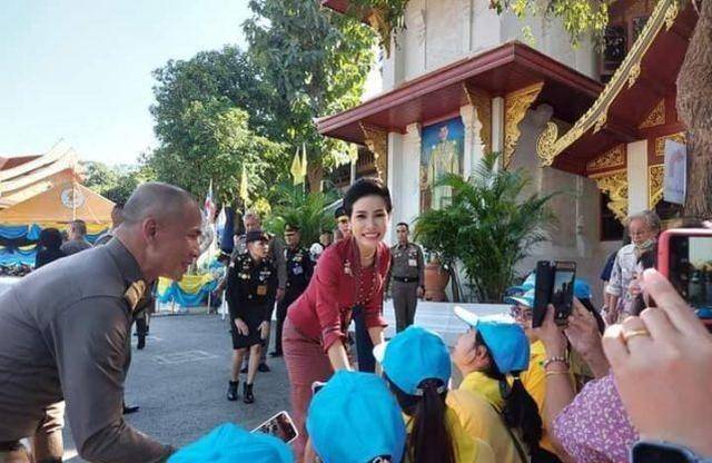 泰诗妮娜贵妃酒红色裹身裙亮相,服饰时尚如模特走秀