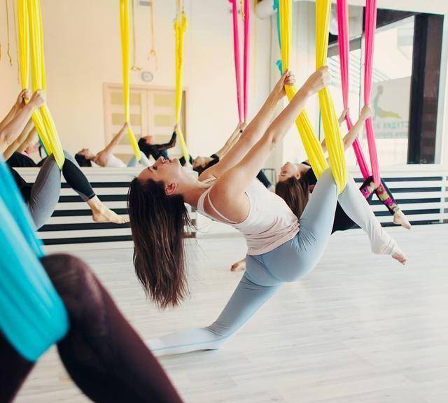 试试这组悬挂瑜伽经典动作,让你做一个妩媚的软妹子!_吊床_脊柱_地面