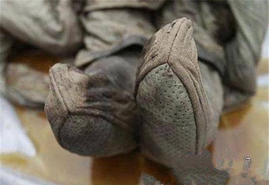 千年古墓挖出不腐女尸,为江南大家闺秀,五官精致栩栩如生_棺木_棺椁