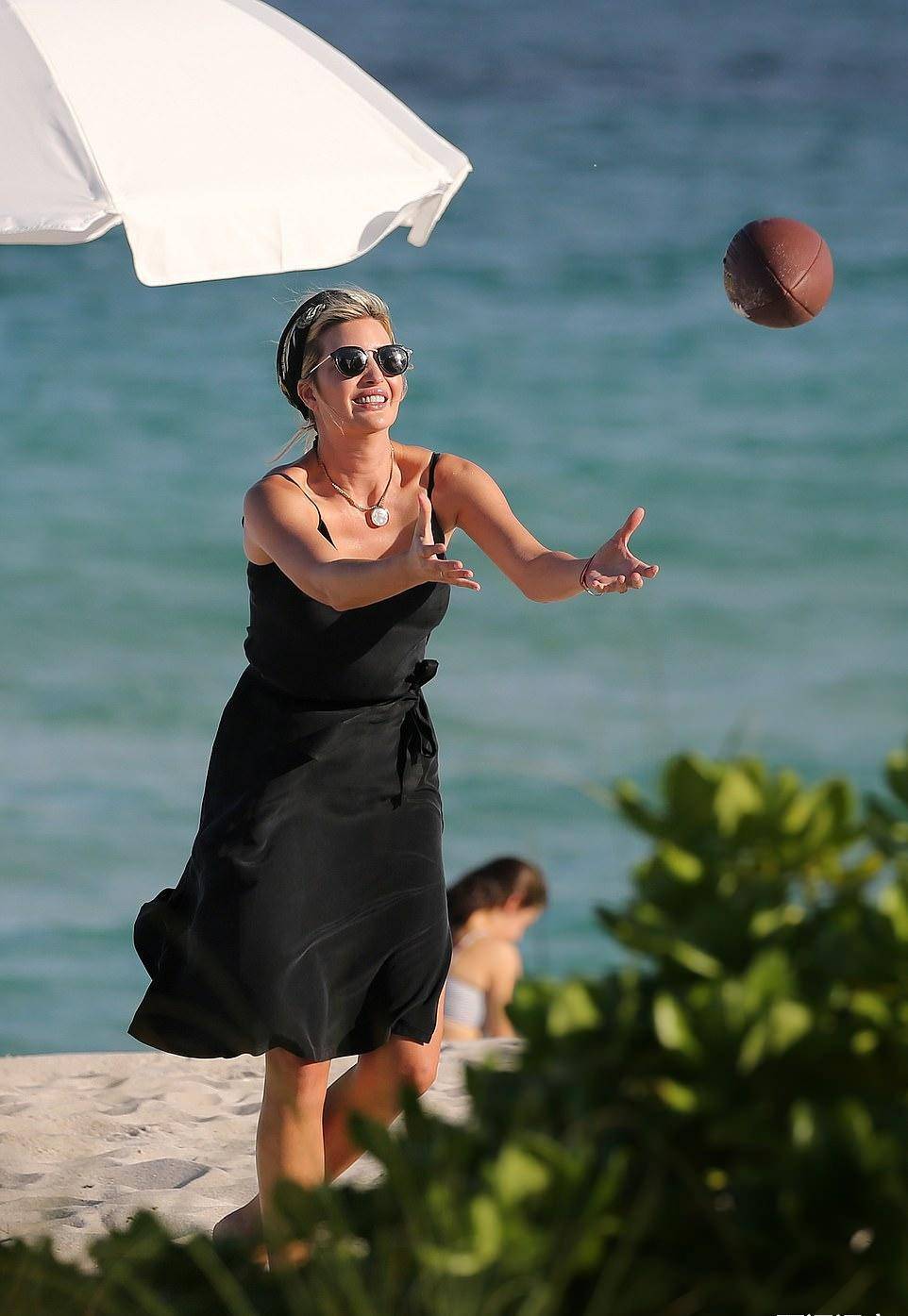 伊万卡和儿子在海边玩球,穿开叉裙秀长腿,一条丝巾让她美出天际_孩子