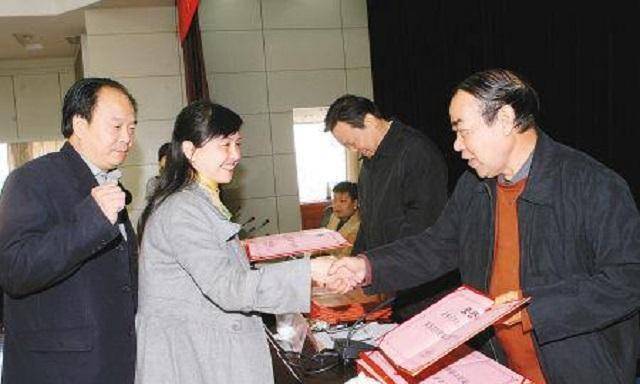贾平凹前妻威武，仅怀疑贾平凹“精神偷欢”，就悍然离婚-贾平凹有几任妻子