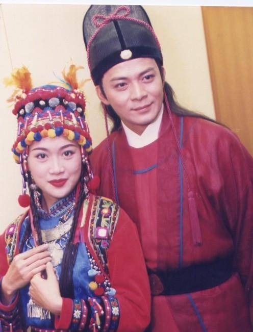 中,他是有勇有谋的"展昭",堪称最帅御猫;稳居"五虎之首"后,黄日华戏约