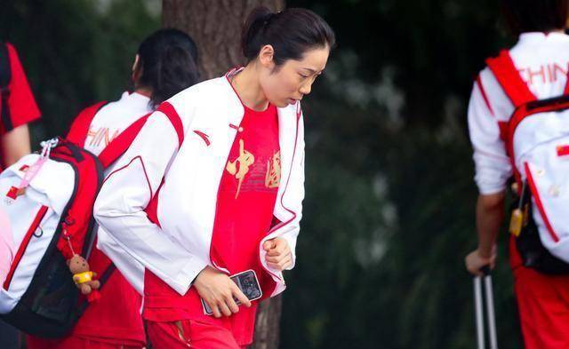 朱婷当旗手很紧张,拉着赵帅查举旗动作,名记冬日娜发话_中国_代表团