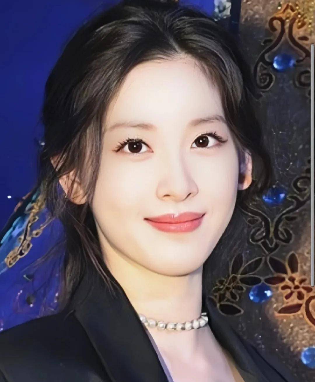 章泽天重回时装周,气场强大,背着包,姿势时尚,生二胎