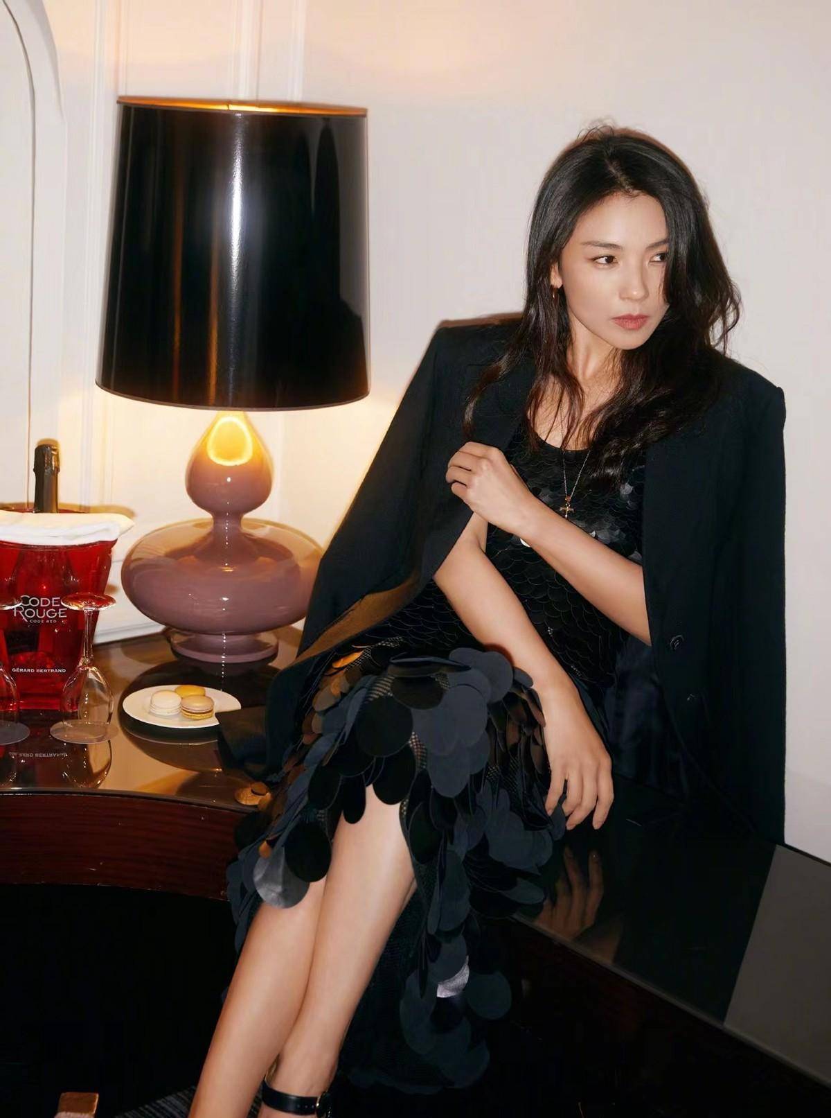 44岁刘涛巴黎时装周尽显时尚!