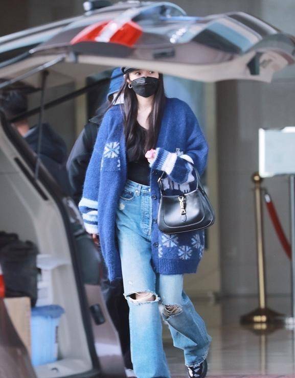 杨幂穿大一码衬衫,上衣就像充了气_造型_黑色_款式