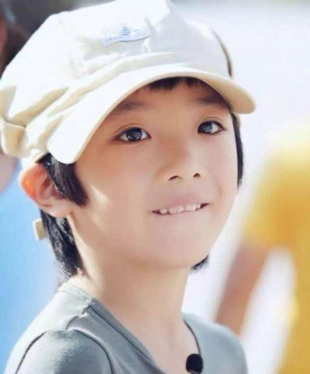 室晒照,费曼眉清目秀五官精致,网友直呼:圆的可爱_爸爸_feynman_儿子