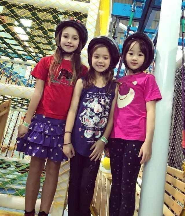 吴尊晒8岁neinei近照,五官软萌芭比腿,网友直夸"仙女天使"!_爸爸_女儿