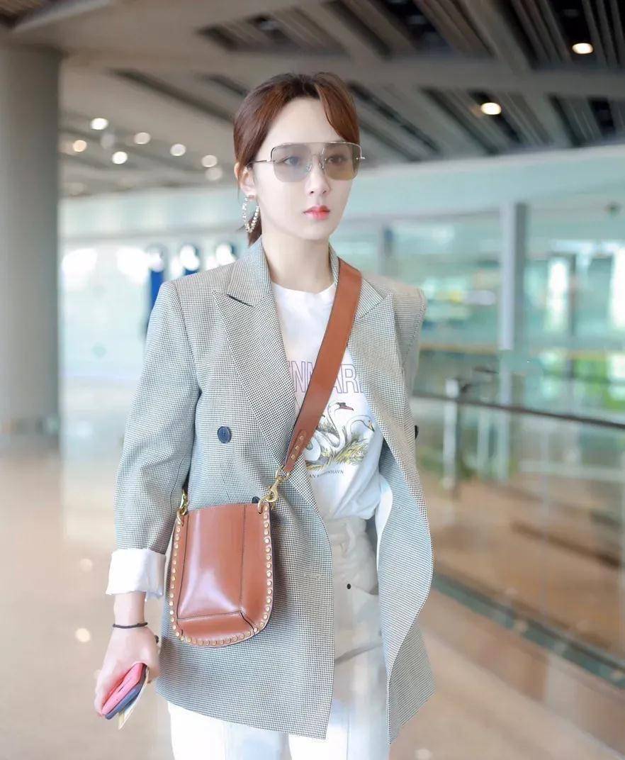 杨紫休闲穿搭帅气十足,职场达人千万别错过,西装的另类搭配_白色_时尚