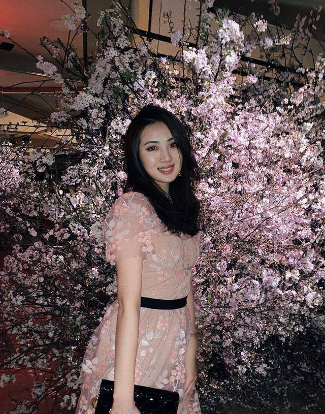 现身晚宴的姚安娜也变得越来越有名媛范了,这次一款侧分的卷发造型