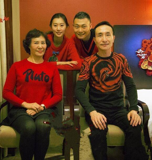 巩汉林65岁全家欢庆节日!