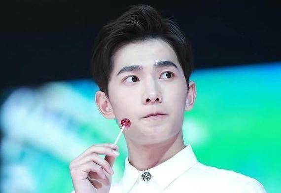 侧颜的杨洋脸部线条也是那么的立体,很有型也很帅气白色的t恤,"锅盖