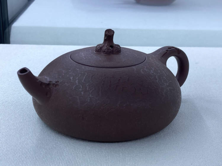 扁果壶展览主办方普陀区文化馆钟经纬馆长表示,炎炎夏日,用紫砂壶品茗