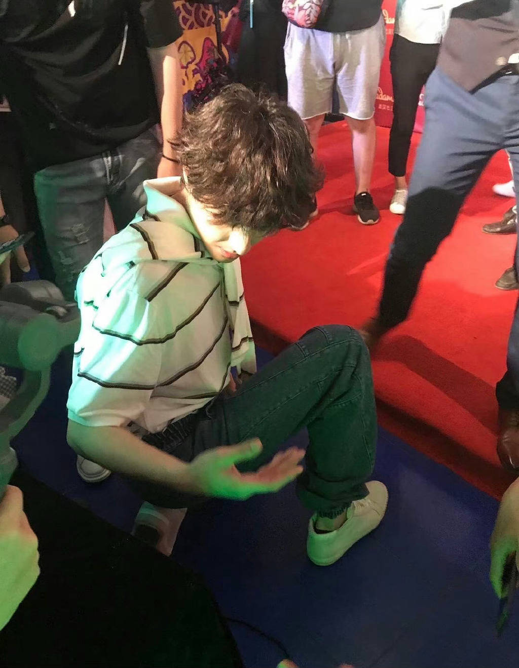 卷发日系少年好惊艳,直播截图拉满反差感